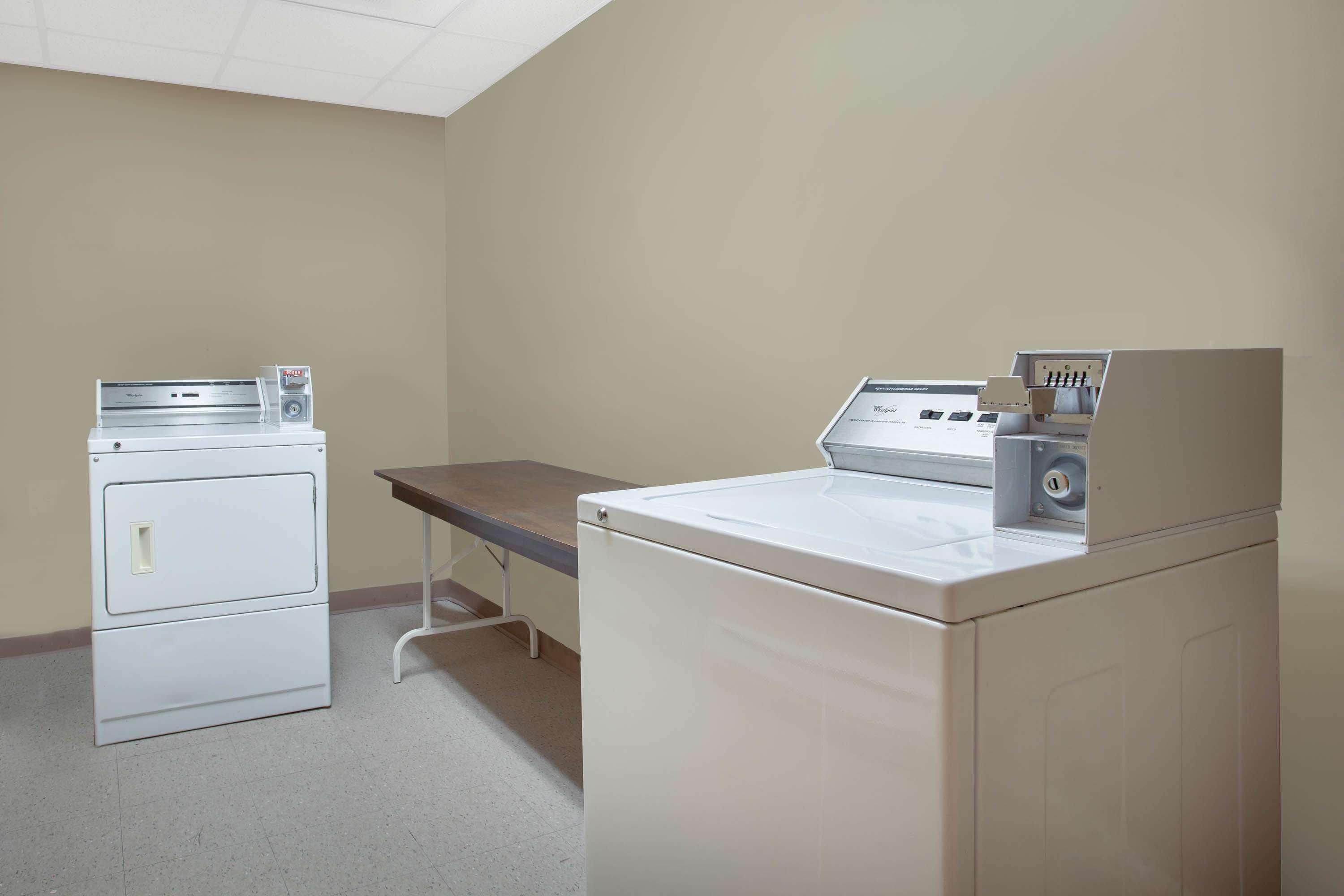 Super 8 By Wyndham Midland